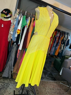 vestido Amarelo MIDI em Crochê e tecido fluído na internet