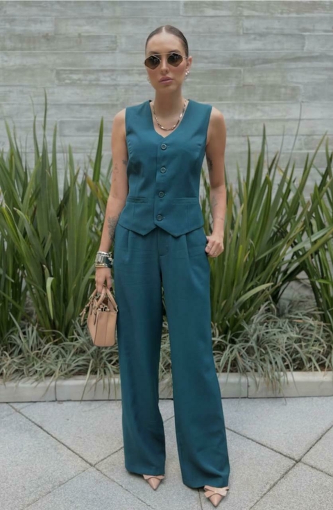 conjunto em alfaiataria verde-petróleo