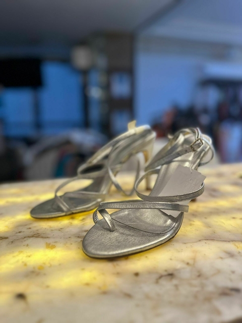 sandálias prateadas