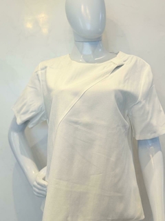Blusa branca ombro a ombro