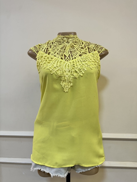 Blusa amarela vibrante