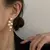 Brincos de Pérola Branca Extragrandes com Zircão e Acabamento Dourado - Elegâ