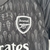 Conjunto infantil de goleiro do Arsenal, na cor preta com detalhes em branco, da Adidas, composto por camiseta e short.