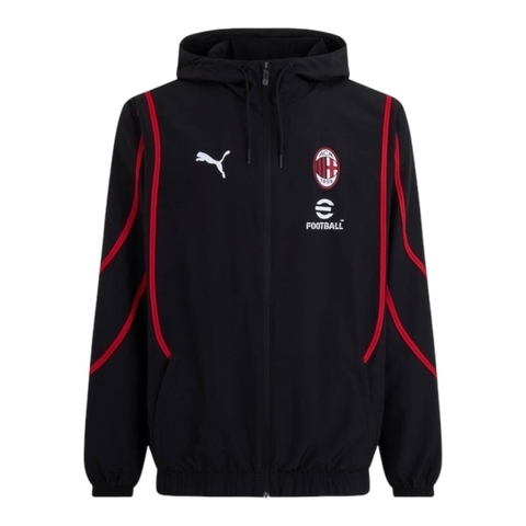 Jaqueta corta-vento AC Milan pré-jogo 24/25, preta com detalhes em vermelho, com capuz e logo da equipe.