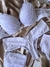 Conjunto de lingerie de renda e microfibra de bojo com cinta liga - Branco - comprar online