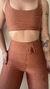 Conjunto canelado de top e calça sem bolso - Chocolate - comprar online