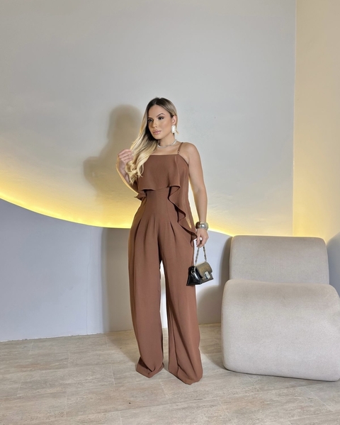 Macacão longo babado no busto Cor Marrom - comprar online