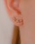 Brinco Ear Cuff Flores de Cristais Coloridos no Dourado