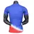 Camisa azul da seleção dos Estados Unidos, versão jogador da Nike, temporada 24/25, com detalhes em vermelho e logo da equipe.

