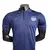 Camisa polo azul do Barcelona 23/24 da Nike para treino masculino, exibida em manequim.

