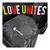 Camisa preta do Manchester United para torcedores, estampa multicolorida com a frase "LOVE UNITES".


