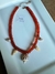 Choker rojo con caracoles.