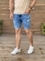 Bermuda jeans lavagem clara com detonado - loja online