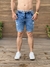 Bermuda jeans lavagem clara com detonado