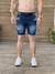 Bermuda jeans lavagem escura e detonado
