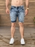 Bermuda jeans marmorizado e detonado