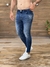 Calça skinny jeans com sublinhado a laser e patch na internet