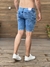 Bermuda jeans lavagem clara com detonado na internet