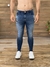 Calça skinny jeans com sublinhado a laser e patch