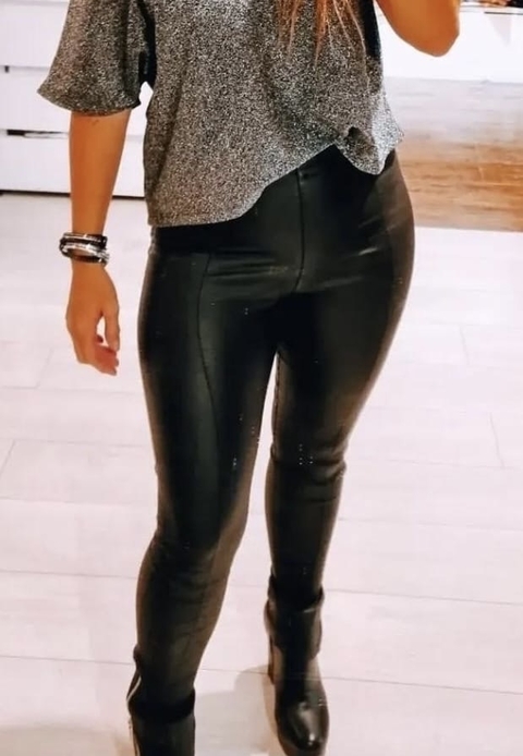 PANT BETTY NEGRO ENGOMADO CON CIERRE