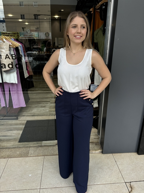 FEM Blusa Feminina Leve Com Decote Arredondado de Viscose Off-White DIMY