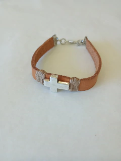 Pulsera con tira gruesa de cuero y cruz en el centro - comprar online