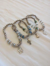 Pulsera elástica, con cuentas de metal y medalla