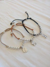 Pulsera de gamuza simple con una medalla