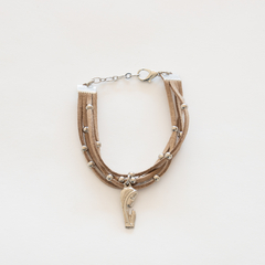 Pulsera con cuatro tiras de gamuza y una medalla - comprar online