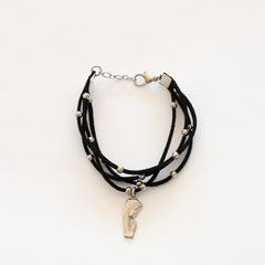 Pulsera con cuatro tiras de gamuza y una medalla