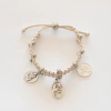 Pulsera tejida con hilo y 3 medallas