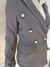 Blazer com botões dourados na internet