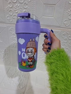 VASO QUENCHER RANURADO CAPIBARA Y LABUBU C/STICKERS - El Principito Mayorista