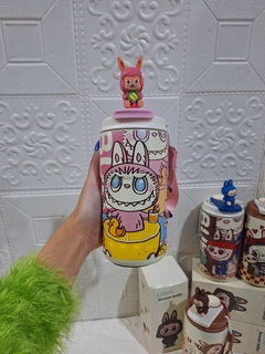 VASO TÉRMICO LABUBU C/PICO Y MUÑECO 3D 450ML - tienda online
