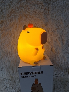 LÁMPARA CAPIBARA C/NARANJA DE GOMA