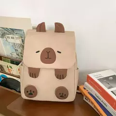 MOCHILA CAPIBARA C/OREJAS Y MANITOS - El Principito Mayorista