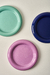 Plato Olimpia Mediano en colores verde, azul y rosa sobre fondo blanco.