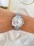 RLG9134 - MODELO 1 - RELÓGIO REDONDO COM FUNDO BRANCO BORDA CRAVEJADA - PRATA