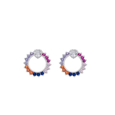 Brinco em prata com formato circular, cravejado com zircônias coloridas em tons violeta, rosa, laranja e azul.