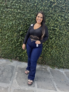 Cropped detalhe em renda manga longa - Plus size na internet