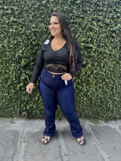 Cropped detalhe em renda manga longa - Plus size