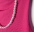 Remera pink brat + collar de perlas