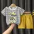 Conjunto de camiseta e shorts