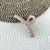 Broche Rulo Médium | BEIGE | Disp. en Cta Capital