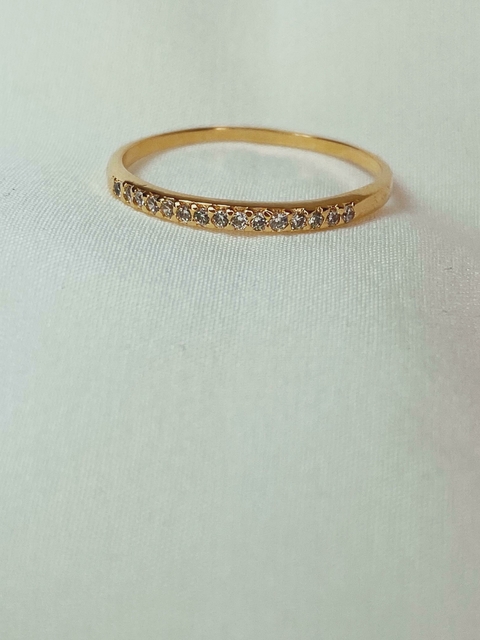 Anel cravejado meia aliança