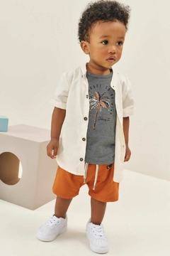 TRIO DE CAMISA EM LINHO DELUXE, CAMISETA EM MALHA MELANGE E BERMUDA