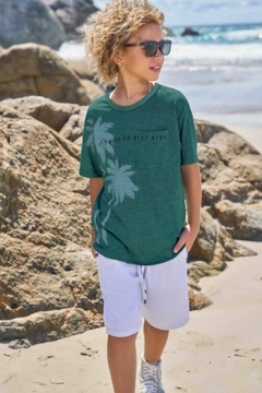 CONJUNTO DE CAMISETA EM MALHA MELANGE E BERMUDA EM SARJA ÔNIX COM ELASTANO