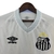 Camisa oficial do Santos FC masculina modelo home 25/26, branca com detalhes em cinza claro e escudo do clube bordado no peito, logo da Umbro à esquerda