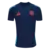 Camiseta de treino do Flamengo 25/26 na cor azul escuro, com mangas em tom azul mais escuro. Possui o escudo CRF em vermelho no lado esquerdo do peito e a logo da Adidas no lado direito. Modelo leve e moderno, ideal para treinos e dia a dia.