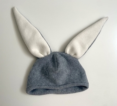 Gorrito de conejo gris